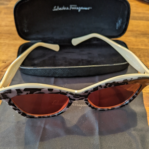 Beautiful Ferragamo sunglasses 🕶️ Used jost one Time .. New condition w box - Picture 9 of 16
